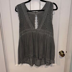 Gray Lacy Flower Tunic Open-Back